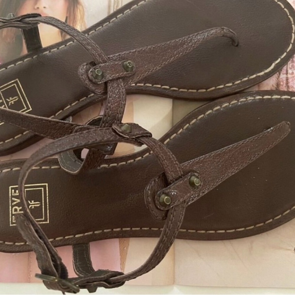 Frye Madison Taupe Leather Women's Thong, T-Strap Sandals.